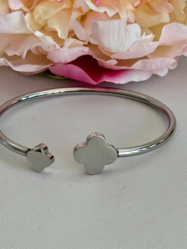 Pulsera Flor de Acero Plateada